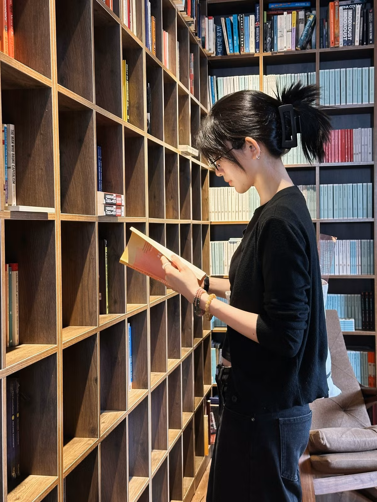 Hình ảnh Bâu Krysie với mái tóc ngắn ngang vai, được cắt tỉa hiện đại đã nhanh chóng lan truyền và nhận về vô số lời khen ngợi. Nhiều người hâm mộ bày tỏ sự bất ngờ và thích thú trước sự thay đổi táo bạo này của cô.