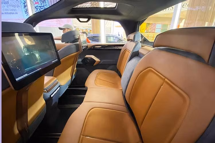 Xe không có gương bên truyền thống mà có camera bên tối ưu khí động học, hình ảnh truyền về từ thiết bị này được hiển thị trên 2 màn hình đặt 2 góc táp lô. Đặc biệt, xe còn được trang bị cả hai màn hình giải trí phục vụ khách hàng ở hàng ghế thứ hai.