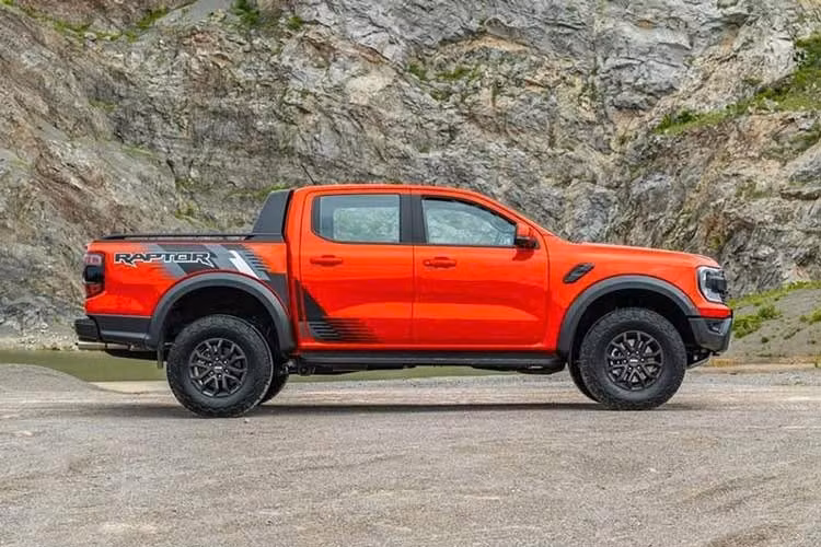 Mẫu xe bán tải Ford Ranger Raptor hiện đang bán tại Việt Nam vốn dùng động cơ diesel 4 xi-lanh, tăng áp kép, dung tích 2.0L. Hiện chưa rõ Ford Ranger Raptor 2026 máy xăng mới sẽ thay thế bản máy dầu hay trở thành lựa chọn bổ sung cho khách hàng mua mẫu xe bán tải này.