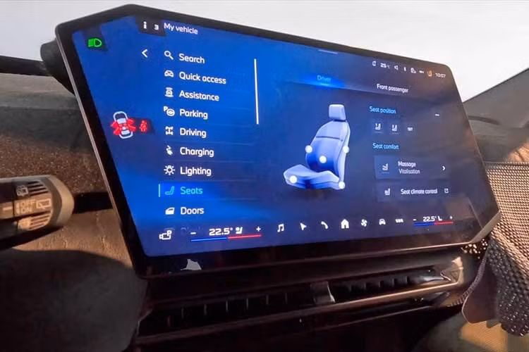 Các trang bị khác như; màn hình hiển thị thông tin kính lái HUD, điều hòa tự động 3 vùng, đèn viền trang trí nội thất, hệ thống âm thanh Harman Kardon HiFi, sạc không dây. DDamngs chú ý là hệ điều hành Huawei HarmonyOS Next phối hợp cùng các mô hình AI của Alibaba và DeepSeek, mang lại khả năng tương tác thông minh và cá nhân hóa sâu sắc cho người dùng.