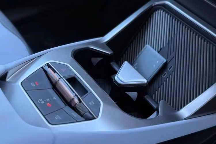 Khả năng lưu trữ năng lượng của xe đến từ bộ pin NMC dung lượng 108,7 kWh. Đáng chú ý, hệ thống sạc DC công suất 400 kW cho phép nạp từ 10% đến 80% pin chỉ trong vòng 21 phút. Nhờ sự tối ưu về quản lý năng lượng, phạm vi di chuyển của xe đạt con số ấn tượng lên tới 900 km (theo tiêu chuẩn CLTC), vượt xa mức 805 km của phiên bản trục cơ sở tiêu chuẩn.