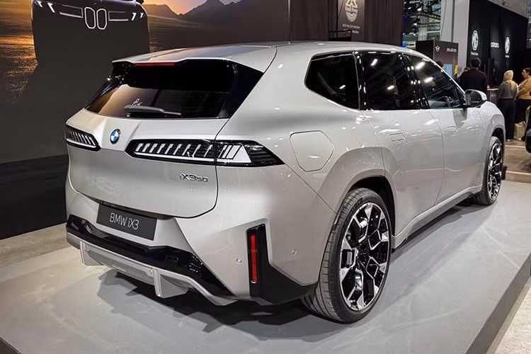 Theo kế hoạch, BMW iX3 L 2026 sẽ có màn chào sân chính thức trước công chúng tại triển lãm ô tô Bắc Kinh sắp tới. Sau khi ra mắt tại Trung Quốc, mẫu SUV điện trục cơ sở dài này dự kiến sẽ sớm được giới thiệu tại các thị trường quốc tế khác dưới các tên gọi phù hợp.