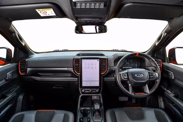 Trừ động cơ mạnh hơn, Ford Ranger Raptor máy xăng V6 có thiết kế và trang bị không khác biệt so với bản máy dầu. Là phiên bản hiệu suất cao, mẫu xe bán tải này sở hữu nhiều thay đổi về thiết kế so với Ranger thông thường như lưới tản nhiệt với dòng chữ "Ford" cỡ lớn ở giữa.