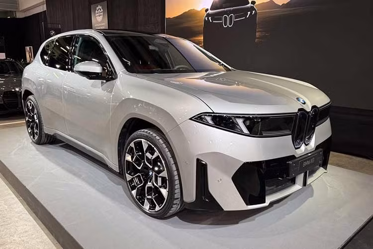 Với những nâng cấp toàn diện từ không gian đến tầm vận hành, đây chắc chắn là BMW iX3 L 2026 sẽ cái tên sẽ gây áp lực lớn lên các đối thủ trong cùng phân khúc SUV điện hạng sang ở thị trường tỷ dân Trung Quốc trong năm 2026.