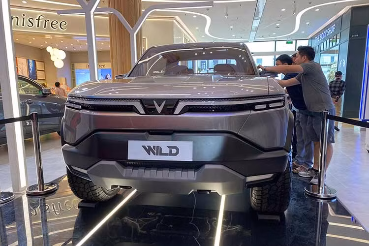 Hãng xe Việt hiện vẫn chưa đưa ra thông báo chính thức về thời điểm mở bán mẫu bán tải Vinfast VF Wild hoàn toàn mới này. Dù vậy, các chuyên gia dự đoán rằng, nếu không sử dụng động cơ điện hoàn toàn, chiếc xe sẽ có khả năng sở hữu cấu hình hybrid sạc ngoài (PHEV) hoặc là loại xe điện mở rộng phạm vi (EREV).