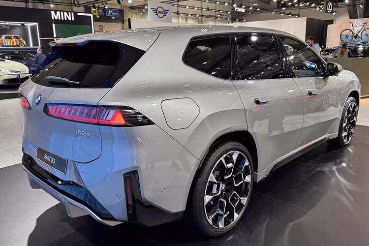 Ngoại thất xe gây chú ý với tay nắm cửa dạng kéo lên thay cho loại tay nắm cửa dạng ẩn, nhằm đáp ứng các quy định an toàn mới tại thị trường tỷ dân. Phần đuôi xe hiện đại hơn với cụm camera trung tâm tích hợp ngay trên cánh gió nóc, cùng logo nhận diện "iX350L". Đây là những chi tiết thiết kế vừa mang tính khí động học, vừa khẳng định yếu tố công nghệ cao của dòng sản phẩm Neue Klasse.