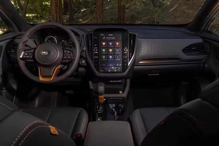 Dù được điện hóa, Forester Wilderness Hybrid vẫn duy trì khoảng sáng gầm 236 mm cùng hệ dẫn động bốn bánh cơ khí. Theo Subaru, hệ thống này giúp xe đảm bảo khả năng vận hành thực tế trên địa hình khó, thay vì chỉ mang tính hình thức.