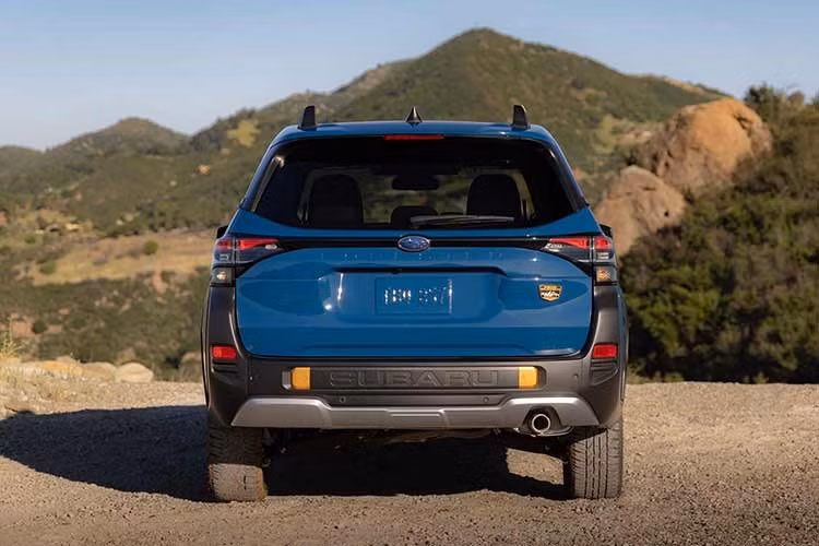 Một điểm đáng chú ý là hệ thống hybrid không làm giảm dung tích khoang hành lý. Xe vẫn cung cấp không gian chứa đồ 779 lít và có thể mở rộng lên 1.954 lít khi gập hàng ghế sau, tương đương phiên bản không hybrid.