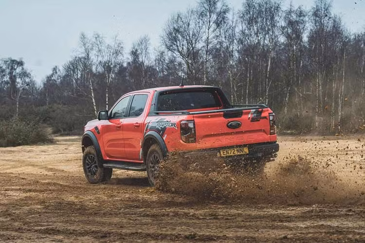 Trang bị an toàn của Ford Ranger Raptor cũng rất đầy đủ với 7 túi khí, hệ thống cảnh báo va chạm trước/sau khi đỗ xe, camera lùi, hệ thống hỗ trợ khởi hành ngang dốc, hệ thống ngăn lật xe, hỗ trợ đổ đèo, phanh tay điện tử, hệ thống kiểm soát hành trình, hỗ trợ giữ làn đường, phanh khẩn cấp tự động tích hợp phát hiện người đi bộ, cảnh báo va chạm phía trước tích hợp hỗ trợ phanh...