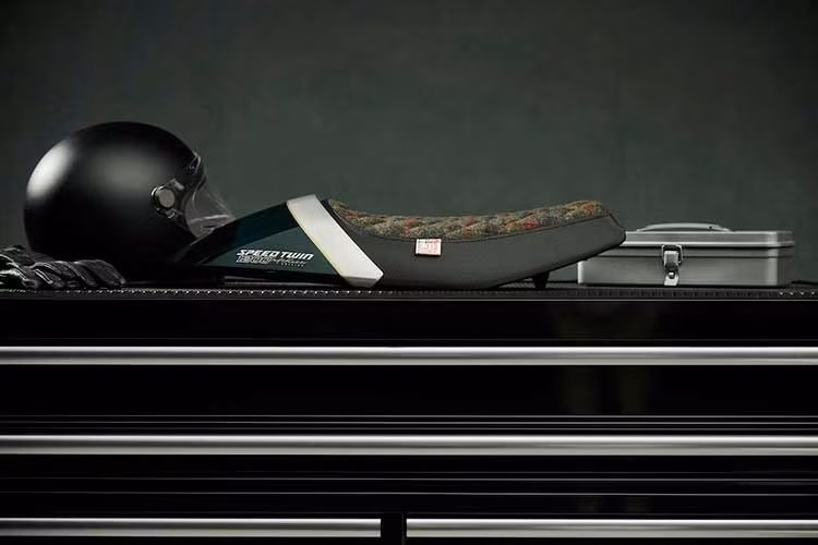 Về mặt thiết kế, Triumph Speed Twin 1200 Cafe Racer độc bản DGR trang bị yên xe bằng vải Harris Tweed đặc chế. Triumph cho biết yên xe được làm từ vải dệt thủ công chính hãng từ quần đảo Outer Hebrides. Số hiệu 15 nằm ngay dưới yên xe được sơn màu vàng.