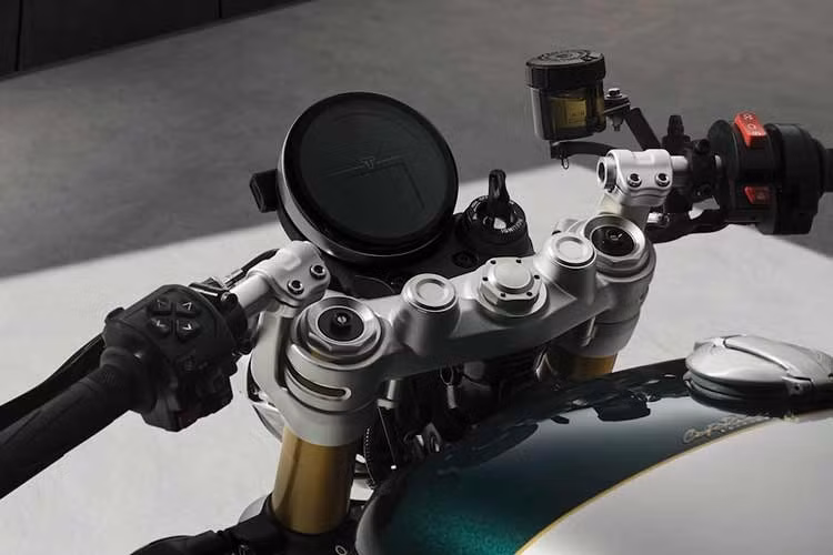 Triumph giữ nguyên khối động cơ của phiên bản DGR "độc nhất vô nhị" này so với phiên bản giới hạn Speed ​​Twin 1200 Cafe Racer, nghĩa là xe vẫn sản sinh công suất 105 mã lực và mô-men xoắn 112Nm.