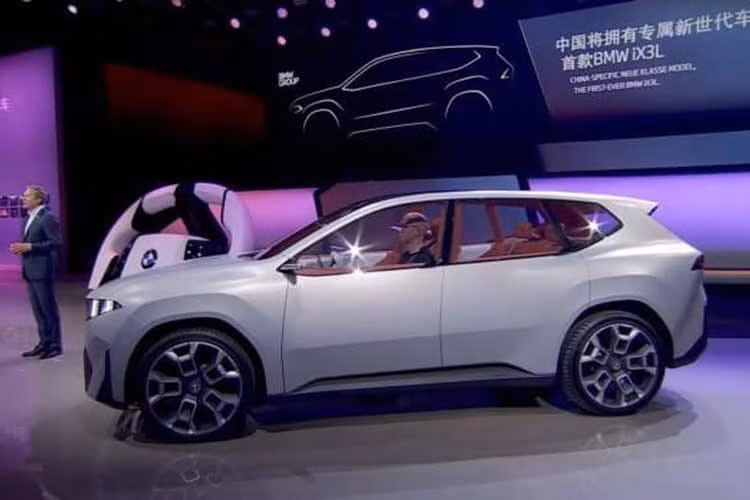 Điểm thay đổi quan trọng nhất trên BMW iX3 L 2026 nằm ở kích thước trục cơ sở được kéo dài thêm 108 mm, đạt mức 3.005 mm. Sự điều chỉnh này giúp mở rộng đáng kể không gian để chân cho hàng ghế phía sau và tối ưu hóa dung tích khoang hành lý, đáp ứng thị hiếu ưu tiên sự rộng rãi của nhóm khách hàng thượng lưu.