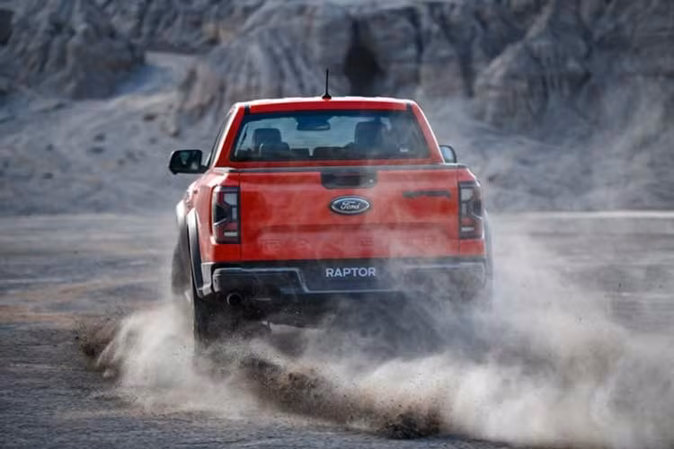 Ngoài ra, xe còn có hộp số phụ 2 cấp điều khiển điện tử và khóa vi sai trên cả hai cầu. Người lái có thể chọn 1 trong 7 chế độ lái, bao gồm Normal, Sport, Slippery, Rock Crawl, Mud/Ruts, Sand và Baja.