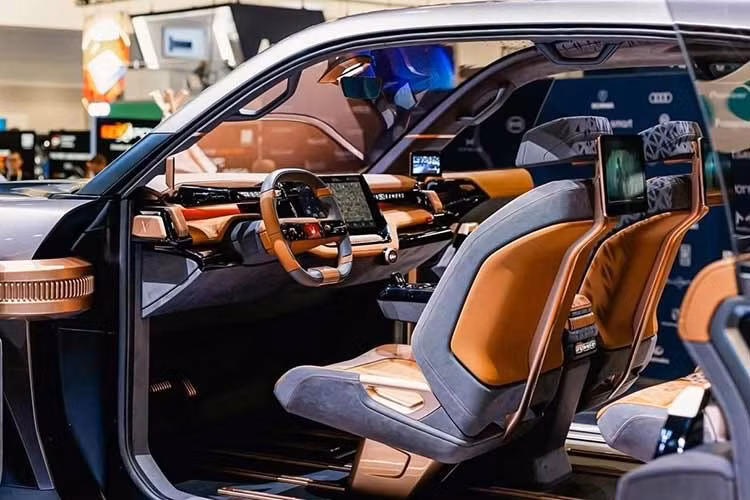 Thùng xe phía sau có thiết kế sàn phẳng, vuông vức để tăng không gian chở hàng. Ngoài ra, tấm ngăn giữa khoang hành khách và thùng sau có thể hạ xuống, dùng để chở những đồ vật kích thước to dài. Một điểm đặc biệt nữa là VinFast VF Wild có cửa sau kiểu mở ngược như những chiếc Rolls-Royce.