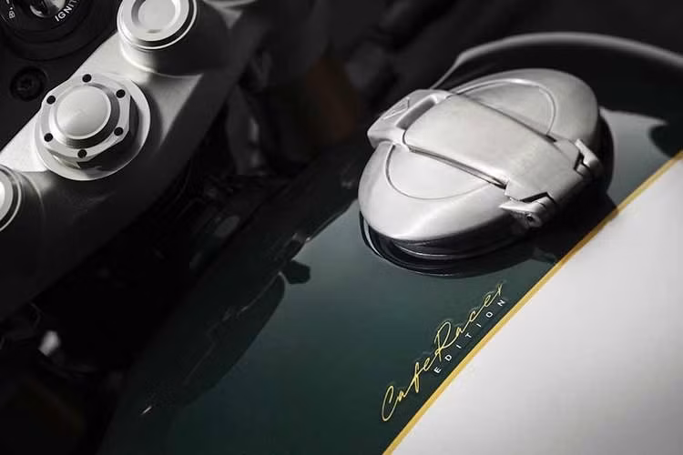 Các bộ phận khác vẫn giữ nguyên như phuộc Marzocchi, giảm xóc đôi Öhlins và kẹp phanh Brembo Stylema. Chiếc Speed ​​Twin 1200 Cafe Racer DGR Edition sẽ được trao tặng như giải thưởng Gentlefolk Prize.