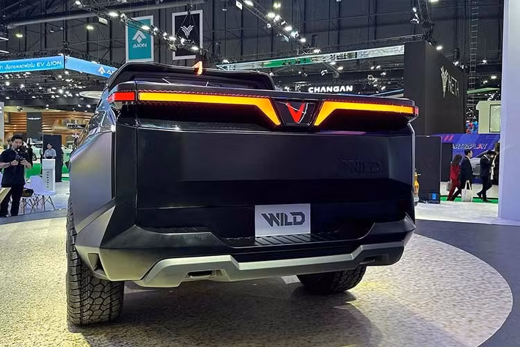 EREV cũng đặc biệt là những người yêu thích cảm giác lái của xe điện nhưng lo ngại về việc sạc lâu hoặc thiếu trạm sạc khi đi xa hoặc di chuyển trên những địa hình hẻo lánh. Đây có thể là giải pháp tối ưu cho những khách hàng đam mê off-road nhưng không muốn phụ thuộc hoàn toàn vào trạm sạc điện.