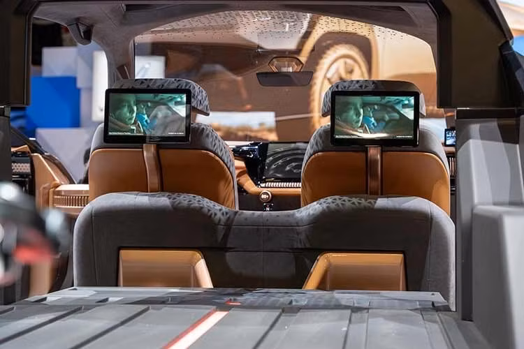 Thiết kế của mẫu bán tải hoàn toàn mới VF Wild này là sản phẩm của sự hợp tác giữa VinFast và Công ty thiết kế Gomitiv (Úc), thành quả của hơn 8.000 giờ nghiên cứu và phát triển, với sự tham gia của nhiều nhà thiết kế hàng đầu.