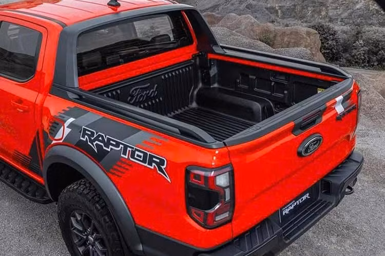 Điểm nhấn của Ford Ranger Raptor 2026 máy xăng mới đương nhiên nằm ở bên dưới nắp ca-pô. Tại đây, xe được trang bị động cơ xăng V6, tăng áp kép, dung tích 3.0L, sản sinh công suất tối đa 397 mã lực tại tua máy 5.650 vòng/phút và mô-men xoắn cực đại 583 Nm tại 3.500 vòng/phút.