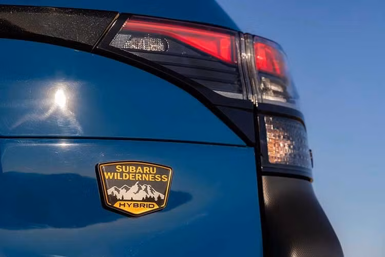 Khoang nội thất được trang bị màn hình trung tâm 11,6 inch, bảng đồng hồ kỹ thuật số 12,3 inch cùng các hệ thống hỗ trợ lái EyeSight.Subaru tiếp tục hướng đến tính thực dụng với các vật liệu bền bỉ, chống chịu thời tiết và dễ vệ sinh, phù hợp với nhu cầu sử dụng ngoài trời.