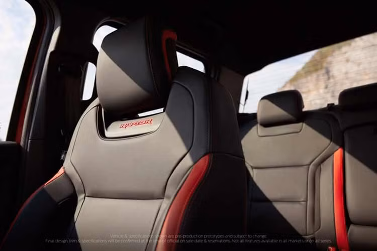 Tương tự ngoại thất, nội thất của Ford Ranger Raptor cũng có những trang bị riêng như ghế thể thao lấy cảm hứng từ máy bay chiến đấu, vô lăng bọc da cao cấp có tính năng sưởi, tích hợp lẫy chuyển số và hệ thống đèn viền. Những chi tiết màu đỏ như chỉ khâu, viền cửa gió điều hòa, viền ghế hay logo Raptor ở cả vô lăng lẫn ghế được dùng làm điểm nhấn cho nội thất.