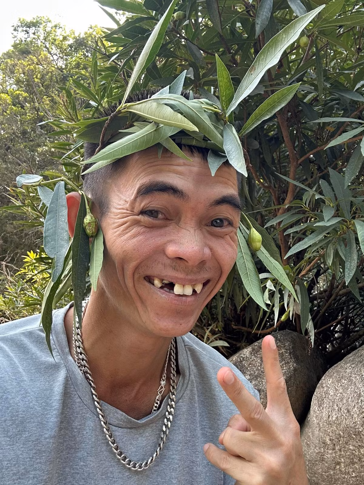 Năm 2020, Sô Y Tiết vừa chăn bò, vừa nghêu ngao hát, đếm số bò bằng tiếng Anh theo điệu nhạc "One, two, three... Yeah, yeah, yeah, yeah" rồi quay video đăng tải lên mạng xã hội.