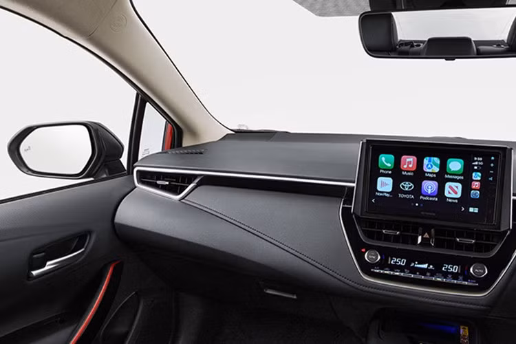 Trang bị tiêu chuẩn trên phiên bản này gồm màn hình giải trí cảm ứng 9 inch hỗ trợ Apple CarPlay và Android Auto không dây, hệ thống kết nối T-Connect, bảng đồng hồ 7 inch, ghế bọc da kết hợp da tổng hợp, điều hòa tự động kèm cửa gió hàng ghế sau cùng gói an toàn Toyota Safety Sense với 7 túi khí.