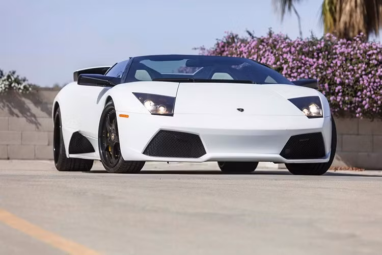 Mới đây, một chiếc siêu xe mui trần Lamborghini Murcielago LP640 Roadster đời 2008 đã được bán đấu giá với giá 418.000 đô la (khoảng hơn 10 tỷ đồng, cộng thêm phí người mua) và tôi xin khẳng định rằng nó xứng đáng với từng đồng tiền bỏ ra.
