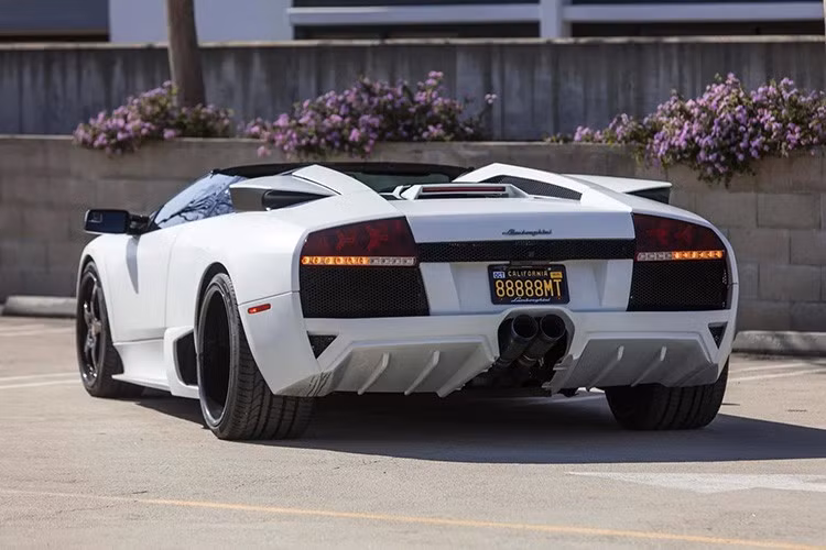 Chiếc LP640 Roadster này là phiên bản nâng cấp, với kiểu dáng được sửa đổi và động cơ 6.5 lít lớn hơn, thay vì động cơ V12 6.2 lít trên các mẫu Murcielago đời cũ. Murcielago được sản xuất từ ​​năm 2001 đến năm 2010 và được thiết kế bởi không ai khác ngoài ông Luc Donckerwolke, người chịu trách nhiệm thiết kế Skoda Octavia thế hệ đầu tiên, cũng như Gallardo – cùng nhiều mẫu xe khác.