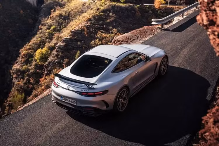 Các nhà thiết kế cũng đã tinh chỉnh các cánh gió dưới gầm xe và tấm ốp phanh để "tối ưu hóa luồng khí đến phanh, giúp tăng độ bền và ngăn nhiệt độ phanh quá cao". Tương tự nhiều mẫu xe thể thao khác, GT 63 cũng được trang bị hệ thống kiểm soát hành trình chủ động và đánh lái trục sau chủ động.