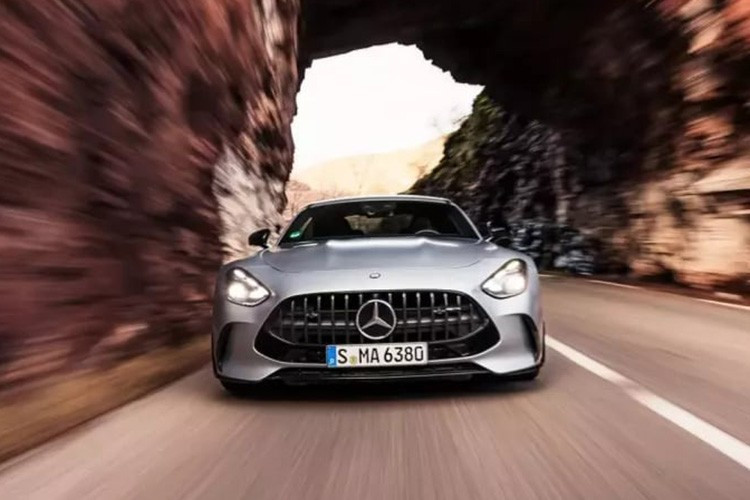 Tại thị trường Việt Nam, mẫu xe thể thao Mercedes-AMG GT 63 sẽ là đối thủ cạnh tranh trực tiếp với "người đồng hương" Porsche 911 S 992.2, ấn tượng của chiếc xe mang thương hiệu ngôi sao 3 cánh là động cơ V8 mạnh 577 mã lực.