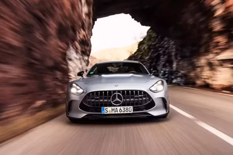 Tại thị trường Việt Nam, mẫu xe thể thao Mercedes-AMG GT 63 sẽ là đối thủ cạnh tranh trực tiếp với "người đồng hương" Porsche 911 S 992.2, ấn tượng của chiếc xe mang thương hiệu ngôi sao 3 cánh là động cơ V8 mạnh 577 mã lực.