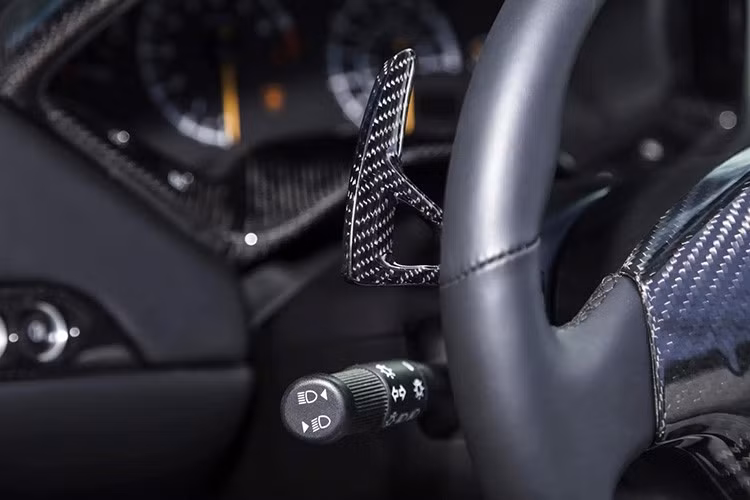 Các chi tiết trang trí bằng sợi carbon ở hầu hết mọi nơi, hệ thống giải trí màn hình cảm ứng Kenwood và loa Focal, điều hòa tự động, gương chiếu hậu gập điện, tựa vai gắn bên trong và vô lăng bọc da với lẫy chuyển số bằng sợi carbon gắn trên cột lái. Một điều thú vị là, bạn sẽ tìm thấy chữ ký của Valentino Balboni dưới nắp cốp trước của chiếc xe này.