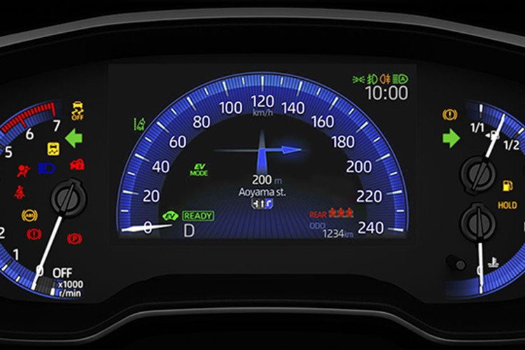 Phiên bản HEV Premium được nâng cấp nhiều trang bị như mâm 17 inch, đèn pha LED, ghế lái chỉnh điện, sạc điện thoại không dây, hiển thị kính lái HUD, cùng các hệ thống hỗ trợ an toàn như cảnh báo điểm mù và cảnh báo phương tiện cắt ngang phía sau.