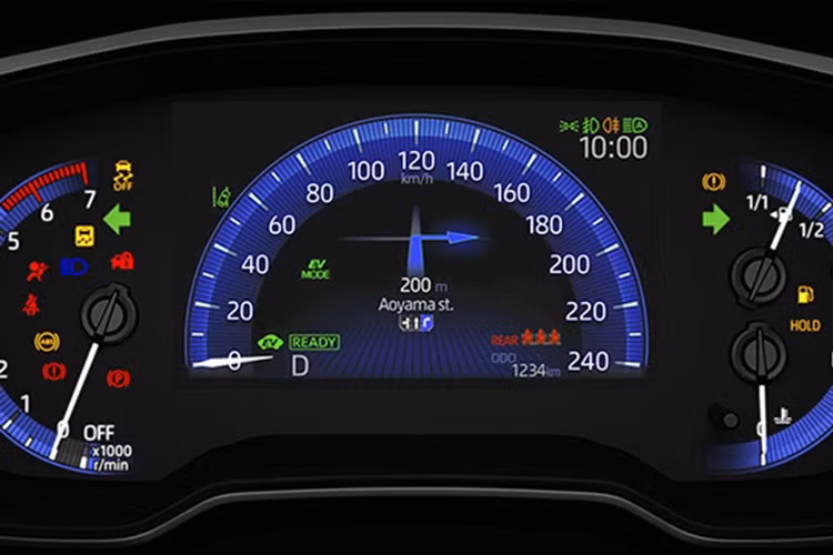 Phiên bản HEV Premium được nâng cấp nhiều trang bị như mâm 17 inch, đèn pha LED, ghế lái chỉnh điện, sạc điện thoại không dây, hiển thị kính lái HUD, cùng các hệ thống hỗ trợ an toàn như cảnh báo điểm mù và cảnh báo phương tiện cắt ngang phía sau.