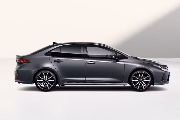 Corolla Altis 2026 tại Thái Lan được phân phối với bốn phiên bản gồm 1.8 G CVT (909.000 baht), HEV Smart (949.000 baht), HEV Premium (1.009.000 baht) và HEV GR Sport (1.129.000 baht). Bên cạnh việc bổ sung phiên bản hybrid tiêu chuẩn mới, Toyota cũng thay thế phiên bản 1.8 Sport trước đây bằng 1.8 G, với giá bán thấp hơn khoảng 70.000 baht.