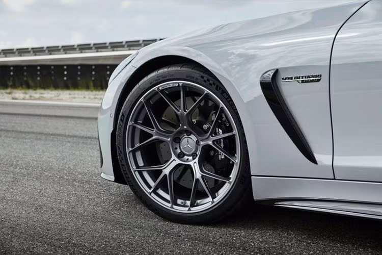 Mercedes-AMG GT 63 là đại diện cho triết lý xe thể thao hiệu năng cao của Mercedes-AMG. Với thiết kế coupe 2 cửa mang phong cách khí động học mạnh mẽ, chiếc xe mang đến sự cân bằng giữa hiệu suất và tính thực dụng.