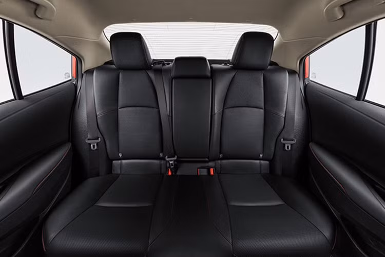 Trong khi đó, các phiên bản hybrid sử dụng động cơ xăng 1.8L Atkinson kết hợp mô-tơ điện và pin lithium-ion. Động cơ xăng cho công suất 98 mã lực, mô-tơ điện 72 mã lực, tổng công suất hệ thống đạt 122 mã lực, đi kèm hộp số E-CVT và dẫn động cầu trước.