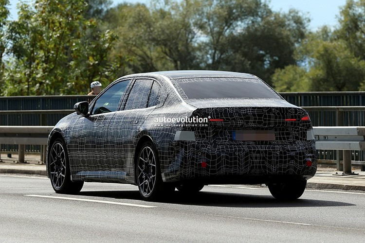 BMW i3 mới được phát triển trên nền tảng kỹ thuật 800V, cho phép sạc nhanh với công suất tối đa khoảng 400 kW. Theo thông tin từ hãng, xe có thể nạp đủ năng lượng để di chuyển khoảng 370 km chỉ trong khoảng 10 phút sạc. Ở các phiên bản cao cấp, phạm vi hoạt động sau một lần sạc đầy có thể đạt tới 806 km theo tiêu chuẩn WLTP.