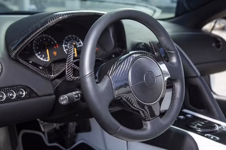 Xe cũng sở hữu bộ kẹp phanh màu vàng, ôm lấy đĩa phanh gốm composite đục lỗ. Hơn nữa, chiếc Lambo này còn có hệ thống giảm xóc chủ động và hệ thống nâng trục trước. Trong khi đó, những điểm nổi bật bên trong nội thất bao gồm ghế da đen trắng với các chi tiết chần Q-Citura và logo Lambo dập nổi.