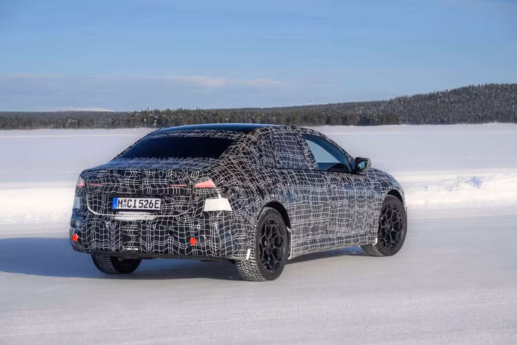 Theo những hình ảnh hé lộ, i3 mới sẽ được trang bị hệ thống đèn LED với thiết kế nhận diện mới. Thiết kế của BMW i3 mới kết hợp các đường nét quen thuộc của thương hiệu với phong cách tối giản hiện đại.