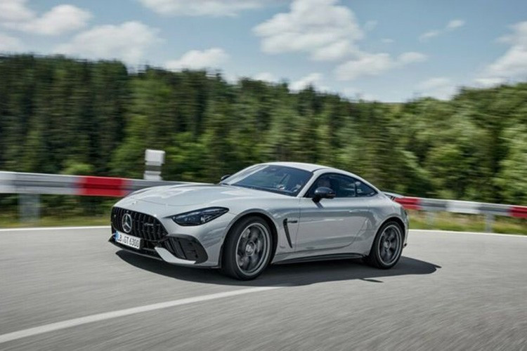 Sau những đồn đoán thì Mercedes-Benz Việt Nam cũng đã làm nức lòng người hâm mộ xe Mercedes-AMG GT khi mang về nước 1 trong các biến thể mạnh nhất, chiếc xe Mercedes-AMG GT 63 4Matic+ với nhiều cấu hình thú vị hơn nhiều.