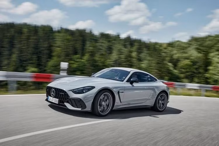 Sau những đồn đoán thì Mercedes-Benz Việt Nam cũng đã làm nức lòng người hâm mộ xe Mercedes-AMG GT khi mang về nước 1 trong các biến thể mạnh nhất, chiếc xe Mercedes-AMG GT 63 4Matic+ với nhiều cấu hình thú vị hơn nhiều.