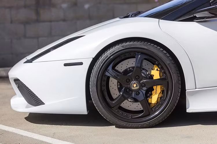 Phiên bản Roadster của Murcielago ra đời sau đó, vào năm 2004. Donckerwolke đã lấy cảm hứng từ nhiều nguồn khác nhau cho phần trụ sau và nắp động cơ được thiết kế lại của mẫu xe này. Trong số đó có: máy bay ném bom tàng hình B-2, du thuyền Wally 118 WallyPower, và thậm chí cả một quần thể kiến ​​trúc ở thành phố Valencia, Tây Ban Nha.