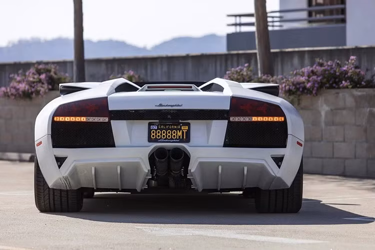 Về động cơ, đó là động cơ V12 đặt giữa xe với công suất định mức từ nhà sản xuất là 632 mã lực và mô-men xoắn 487 lb-ft. Toàn bộ sức mạnh được truyền đến cả bốn bánh thông qua hộp số tự động sáu cấp E-gear và hệ thống dẫn động bốn bánh Viscous Traction. Xe cũng được trang bị hệ thống ống xả tùy chỉnh.