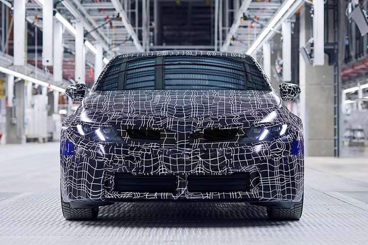 Khác với mẫu i4 hiện nay vốn được phát triển dựa trên nền tảng của dòng 4 Series Gran Coupe, BMW i3 mới được thiết kế ngay từ đầu dành cho hệ truyền động điện. Mẫu xe này cũng khác với phiên bản i3 đang bán tại Trung Quốc, vốn chỉ phân phối giới hạn. Phiên bản sắp ra mắt sẽ được phát triển cho thị trường toàn cầu.