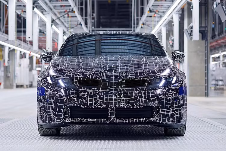 Khác với mẫu i4 hiện nay vốn được phát triển dựa trên nền tảng của dòng 4 Series Gran Coupe, BMW i3 mới được thiết kế ngay từ đầu dành cho hệ truyền động điện. Mẫu xe này cũng khác với phiên bản i3 đang bán tại Trung Quốc, vốn chỉ phân phối giới hạn. Phiên bản sắp ra mắt sẽ được phát triển cho thị trường toàn cầu.