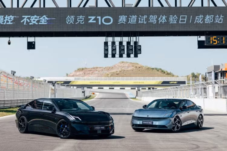 Trước đó, đã có thông tin cho rằng Lynk &amp; Co 10 EM-P sẽ được trang bị chip Nvidia Drive Thor-U với hiệu suất 700 TOPS, chip Snapdragon 8295 và hệ thống treo khí nén. Mẫu sedan này sẽ sớm được bán ra thị trường Trung Quốc với mức giá khoảng 200.000 Nhân dân tệ (tương đương 700 triệu đồng).