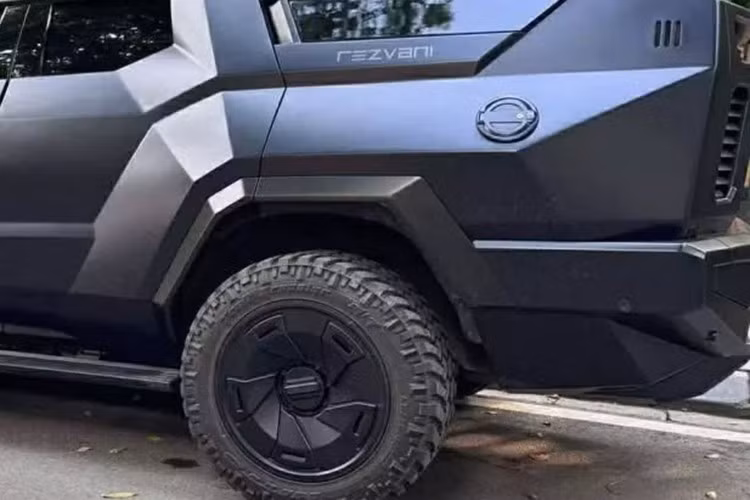 Toàn bộ thân xe và kính được nâng cấp chống đạn, gầm xe gia cố chống nổ, hệ thống tạo màn khói tức thời hỗ trợ đánh lạc hướng khi bị bám đuôi. Xe sở hữu lốp run-flat tiêu chuẩn quân sự, đi kèm camera ảnh nhiệt FLIR, hệ thống treo tăng cường, lớp bảo vệ chống xung điện từ (EMP).