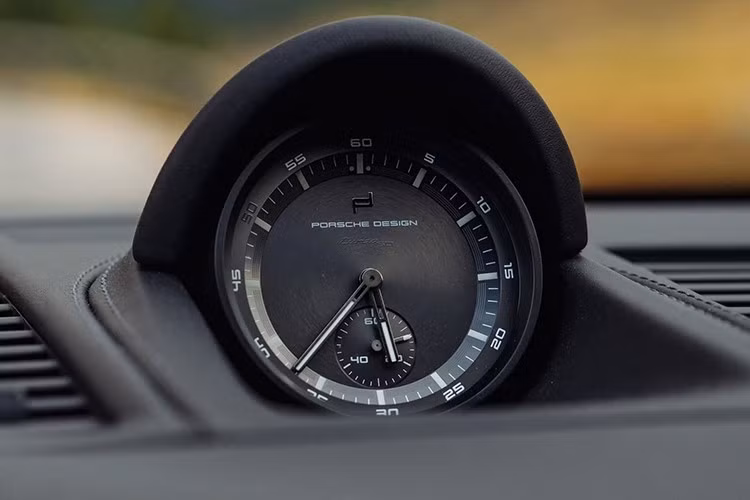 Khách hàng có thể giữ nguyên ghế Adaptive Sports Seats Plus bọc vải caro hoặc nâng cấp lên ghế da toàn bộ màu đen, giá gần 100 triệu đồng. Các chi tiết như tapi cửa, lưng ghế sau cũng được bọc vải dệt Tartan đồng bộ.