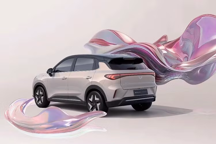 Bên sườn, Wuling Bingo S sở hữu thiết kế thân xe hai tông màu với cột A, B, và C đều được sơn đen. Tay nắm cửa truyền thống vẫn được giữ lại. Ngoài ra, cổng sạc nhanh và sạc chậm được bố trí ở chắn bùn phía trước bên trái. Ngoài ra, mẫu xe này còn được trang bị mâm 16 inch với thiết kế 5 chấu kép và phối 2 tông màu, mang phong cách trẻ trung.